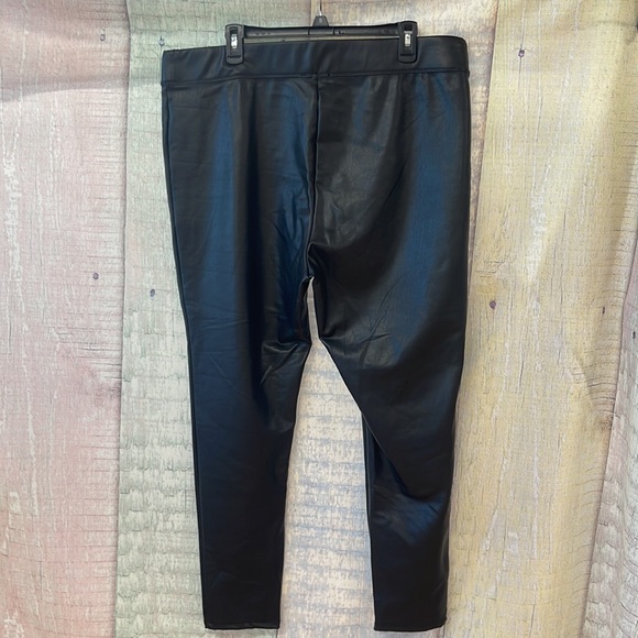 Brand new without tags womans Simply Vera Verawang faux leather leggings. XXL - Picture 8 of 12